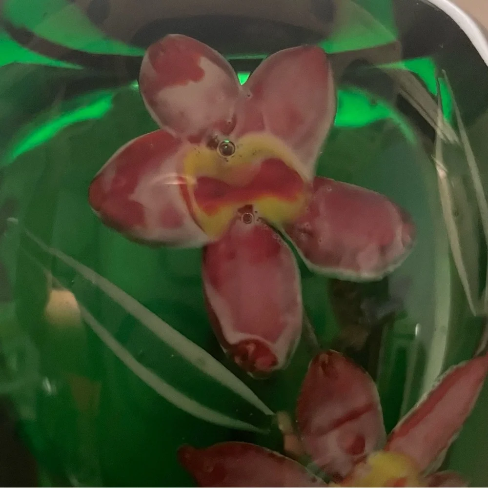 Vintage MCM Murano Emerald Green Glass Vase with Pink Flowers, Sommerso - Picture 5 of 9